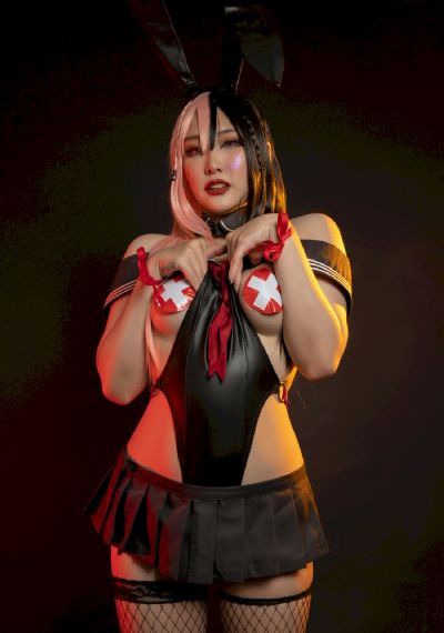 男生很用力的握女生手腕_免费手机观看